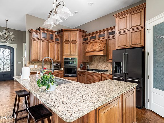 5th image of 431 Montana Ct