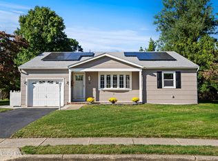 16 Brakenbury Ct, Toms River, NJ 08757