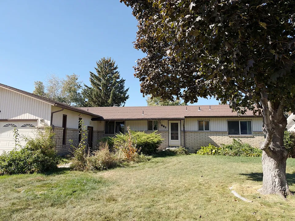 687 Leona Cir
