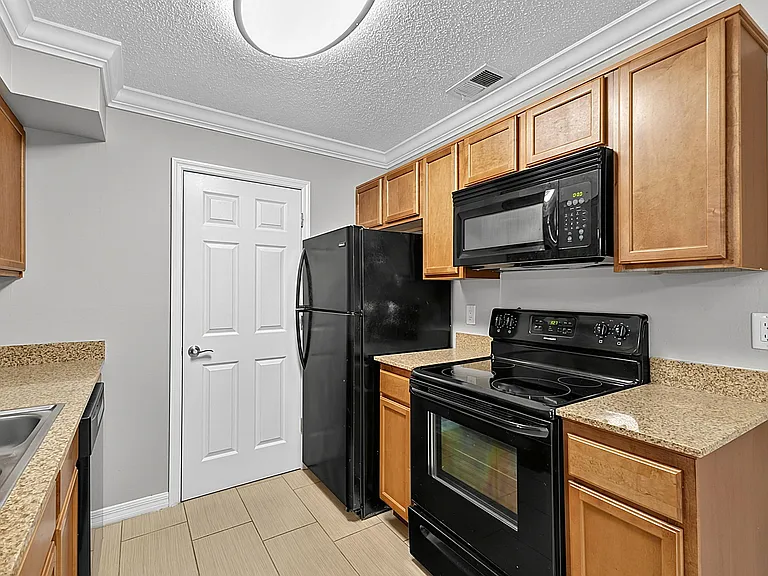 Aventine at Forest Lakes Apartment Homes — Photo 16