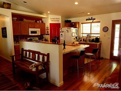 BRIGHT CHEERFUL KITCHEN