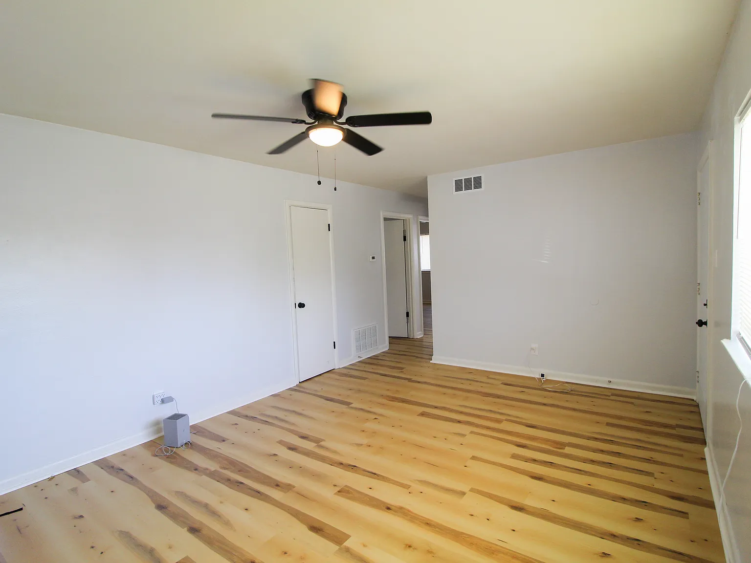 3 bed, 900 sqft, $1,100 — Photo 2