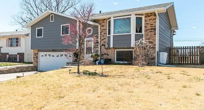 1512 Knollcrest Dr — Photo 2