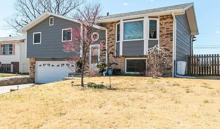 1512 Knollcrest Dr — Photo 2