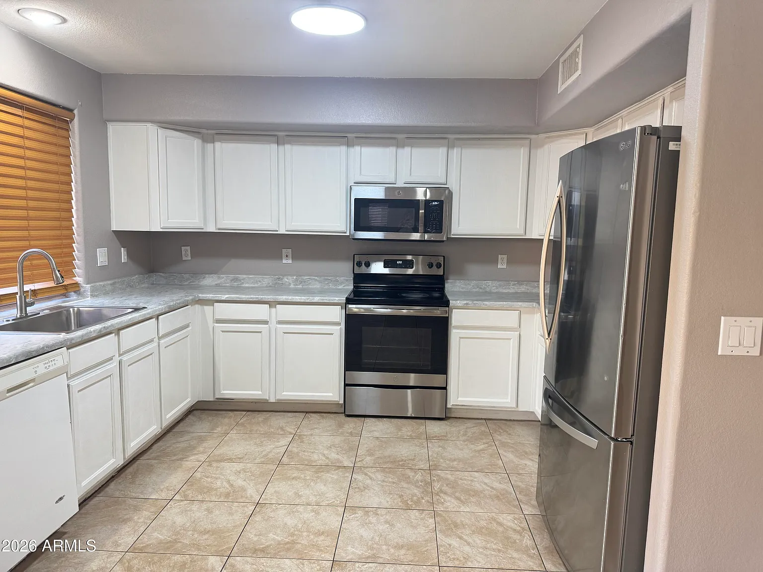 5 bed, 3.0 bath, 2304 sqft, $2,450 — Photo 4