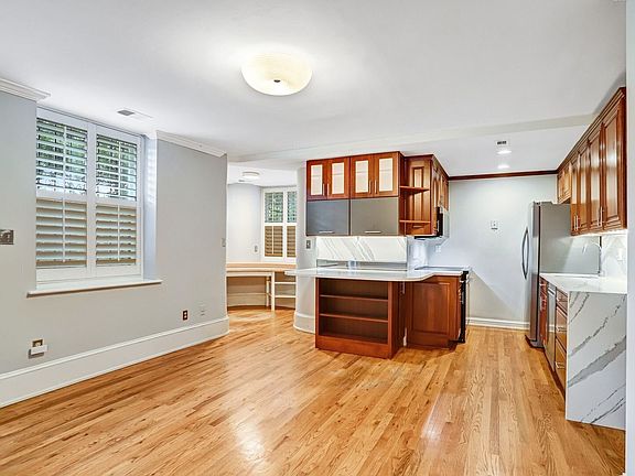 4th image of 900 D St SE #2