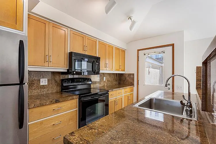 1059 Union Street Apartments — Photo 4