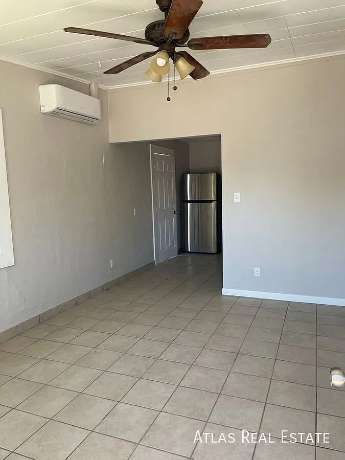 Cozy 2 Bed 1 Bath Apartment With Private Backyard — Photo 4