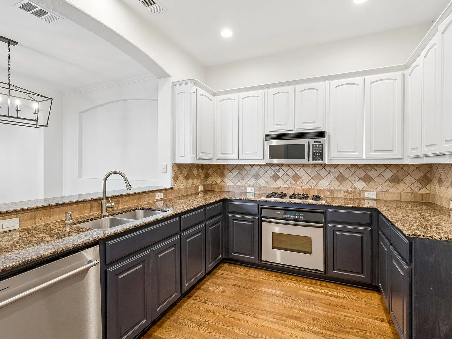 3 bed, 2.5 bath, 2360 sqft, $4,500 — Photo 4