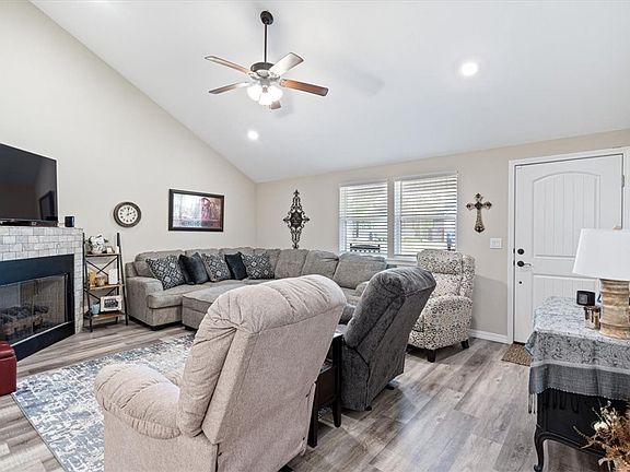 4th image of 46 Saint Andrews Dr