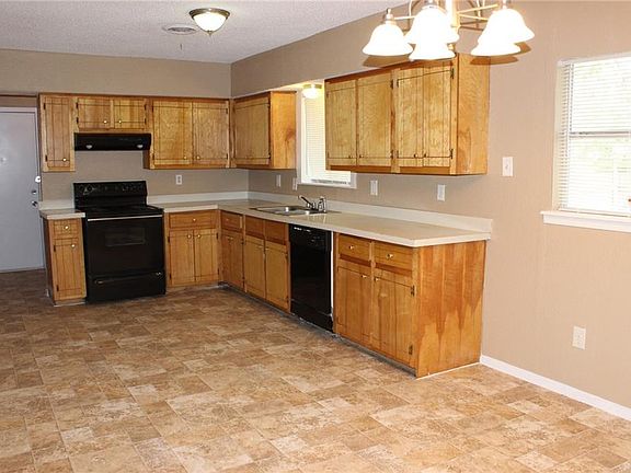 4th image of 829 Fairwood Dr