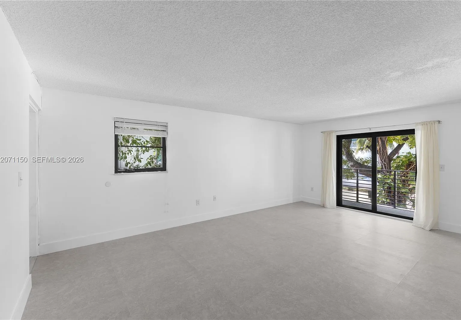 Royal West Condo — Photo 3