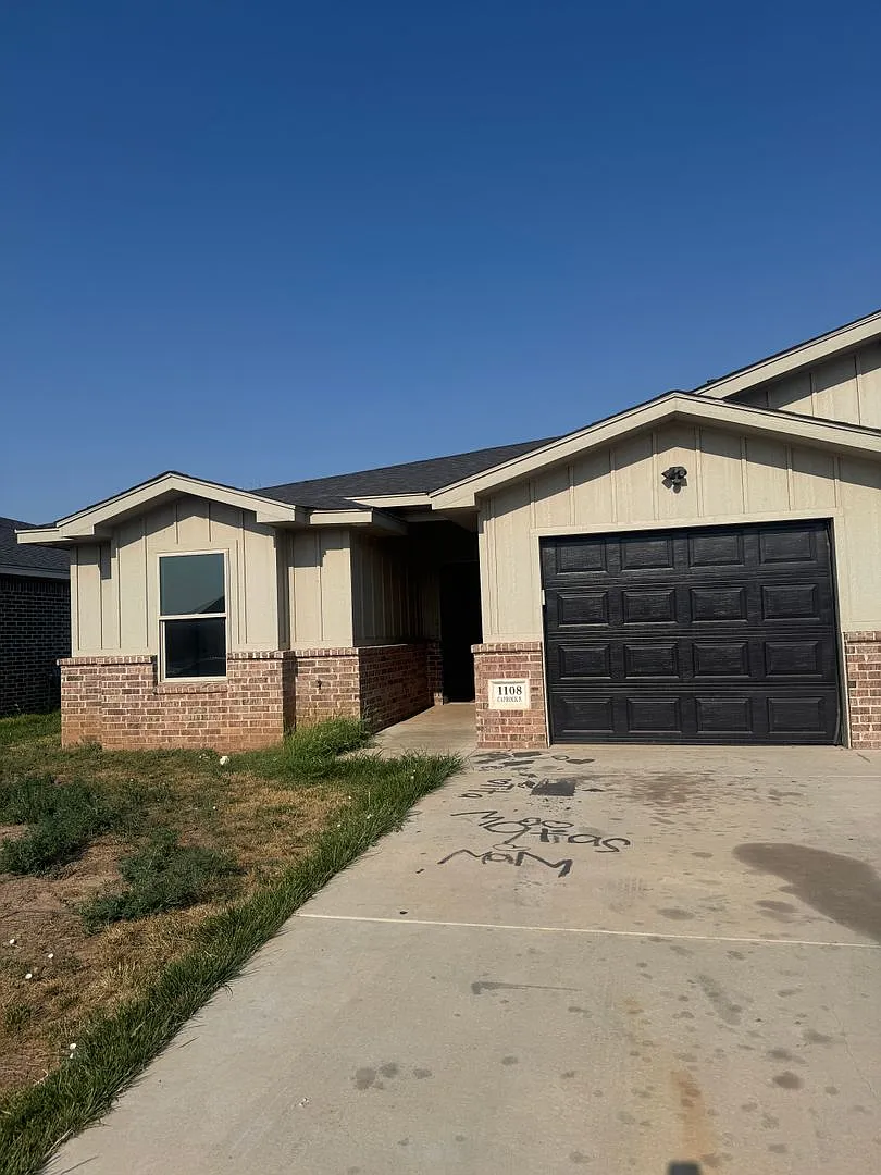 2023 Built Duplex 3/2/1 Tenant pays their own utilities — Photo 1