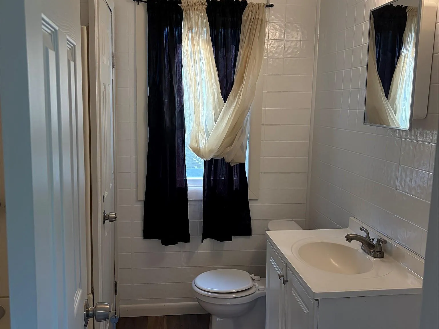 3 bed, 1.0 bath, 1656 sqft, $3,500 — Photo 2