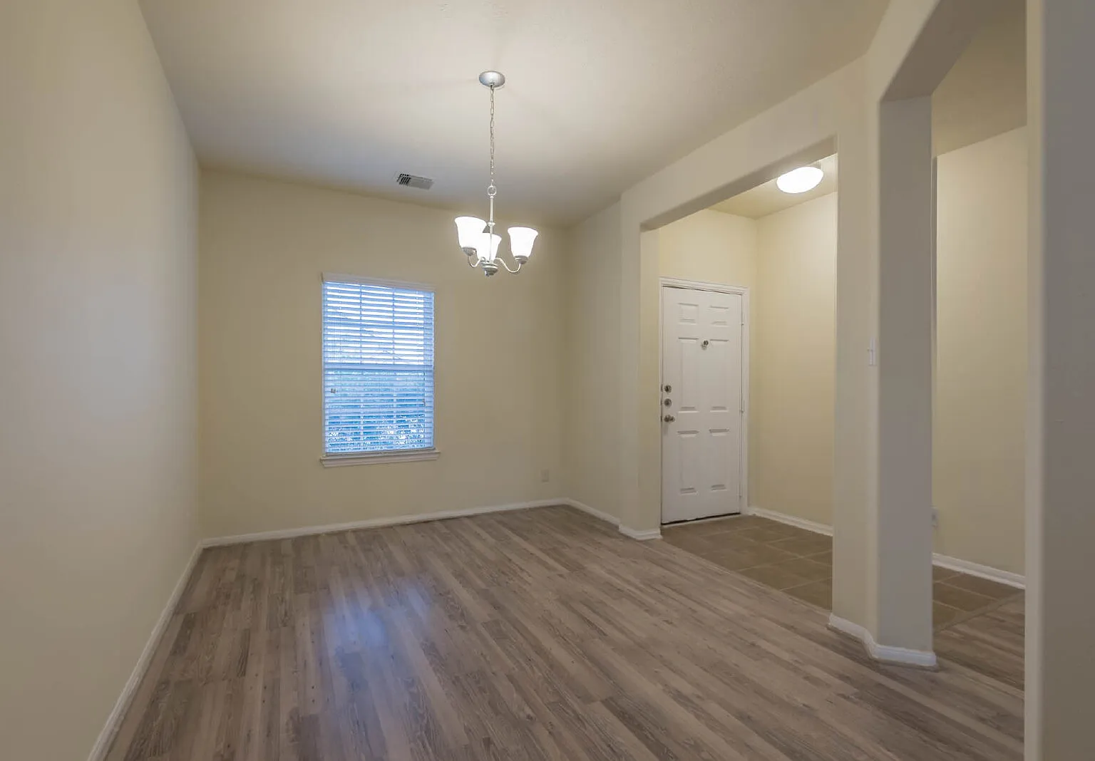 3 bed, 2.0 bath, 1639 sqft, $1,835 — Photo 3