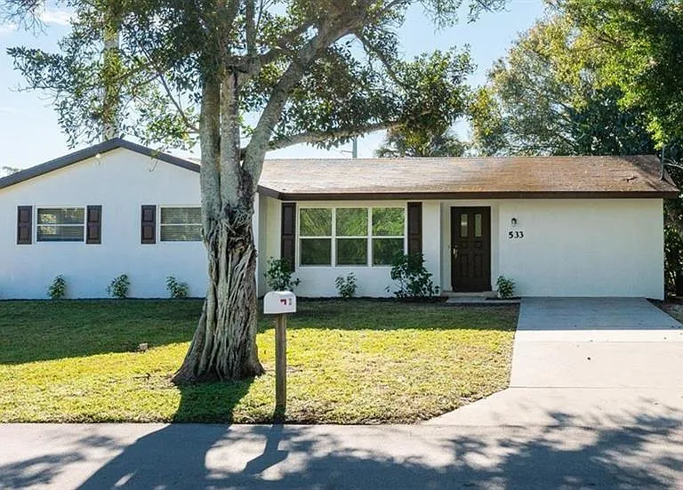 533 E Charlotte Ave — Photo 1