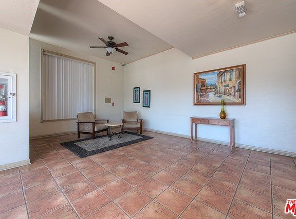 3rd image of 10861 Moorpark St Unit 212