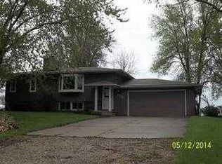 2715 Horseshoe Dr, Cedar Falls, IA 50613
