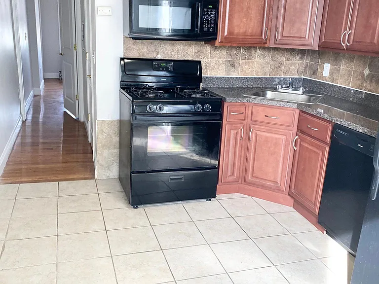 7011 Hudson Ave #7C — Photo 6