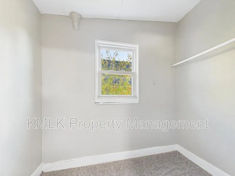 4 bed, 2.0 bath, 1400 sqft, $1,395 — Photo 2