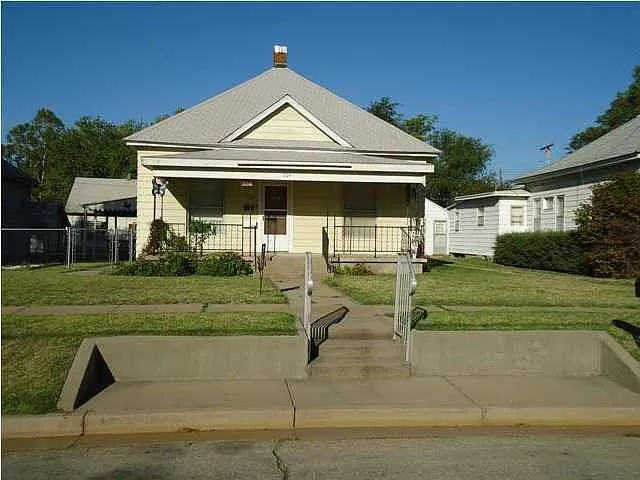 Building Photo - 204 N Elm St