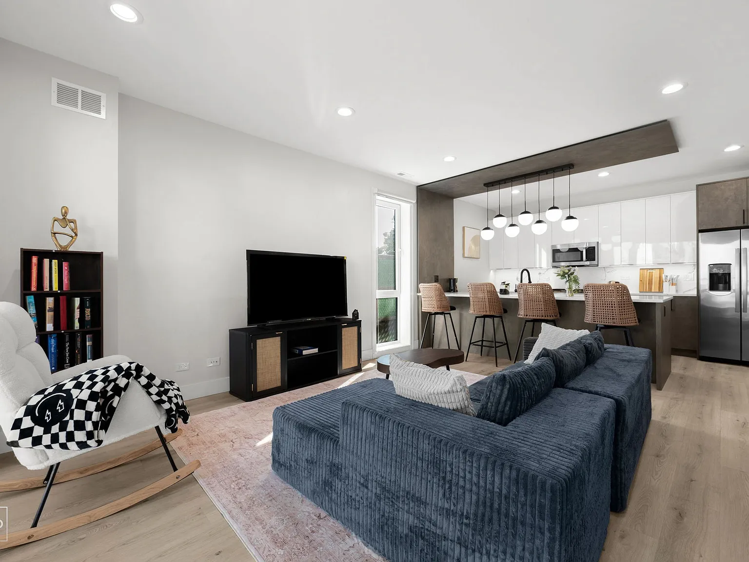 3 bed, 1700 sqft, $2,700 — Photo 3