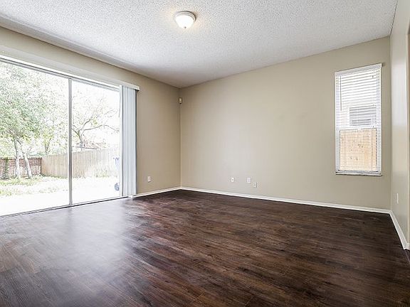 3rd image of 204 Hanging Moss Dr