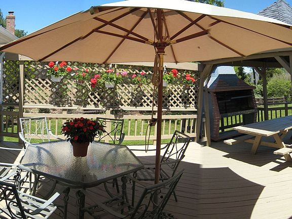 Great Deck perfect for entertaining