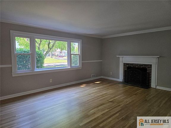 2nd image of 2 Farmingdale Rd