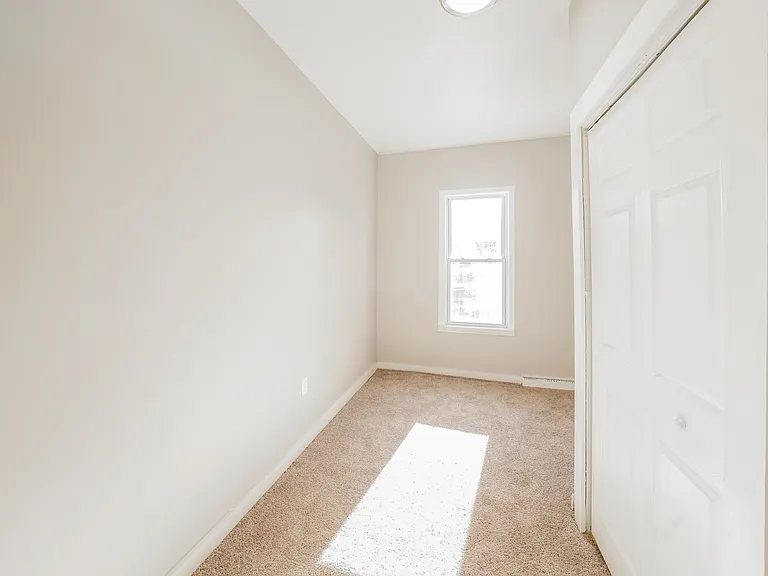 1453388_026_bedroom_13349171.jpg