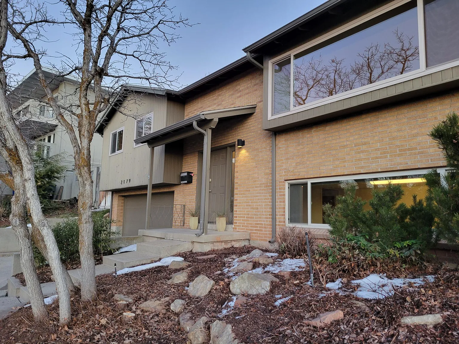 2179 S Belaire Dr E — Photo 2