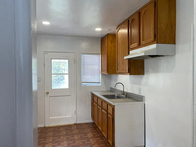 1381 E Acacia Ave — Photo 8
