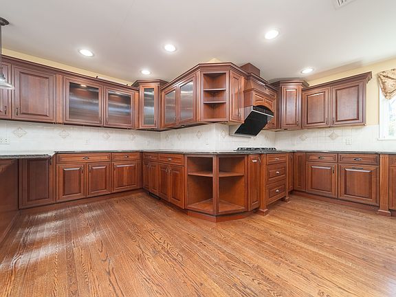 3rd image of 143 Round Hill Rd