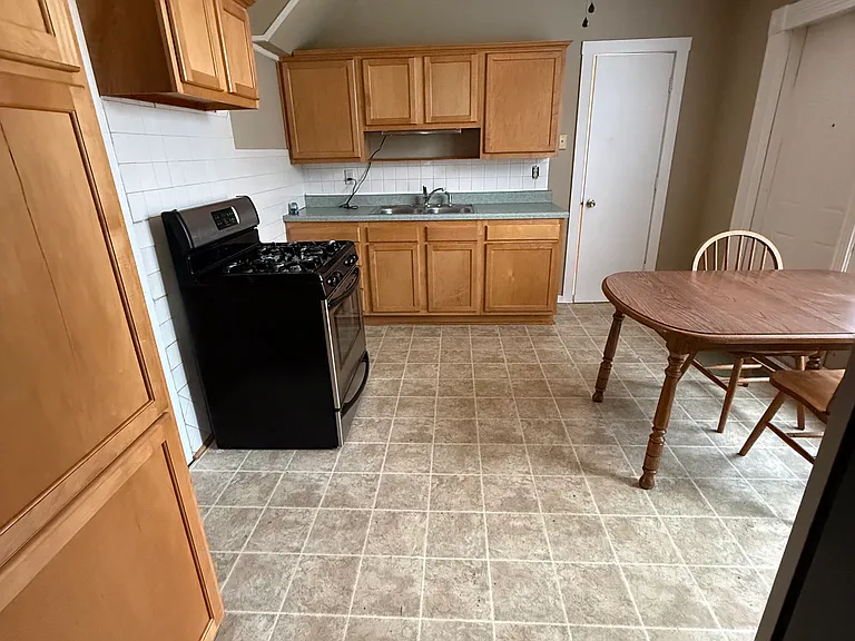 1001 E Olive St — Photo 4