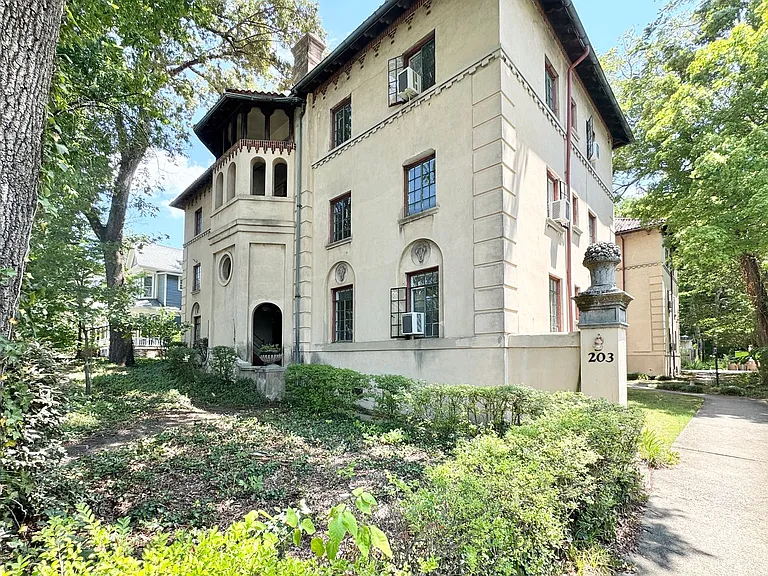 Winburn Court Apartments — Photo 10