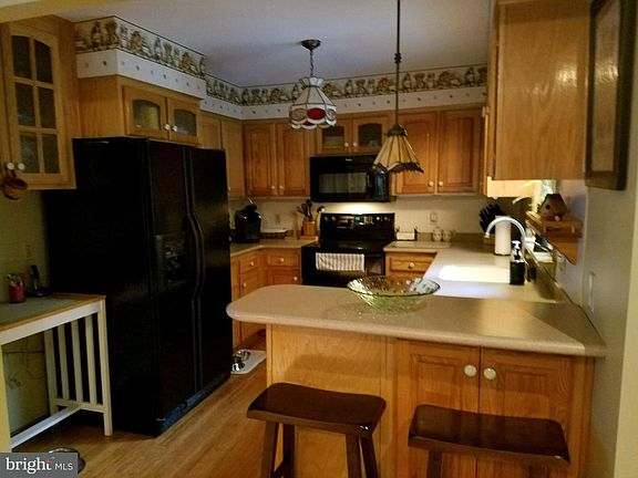 5th image of 27 Silver Brook Dr