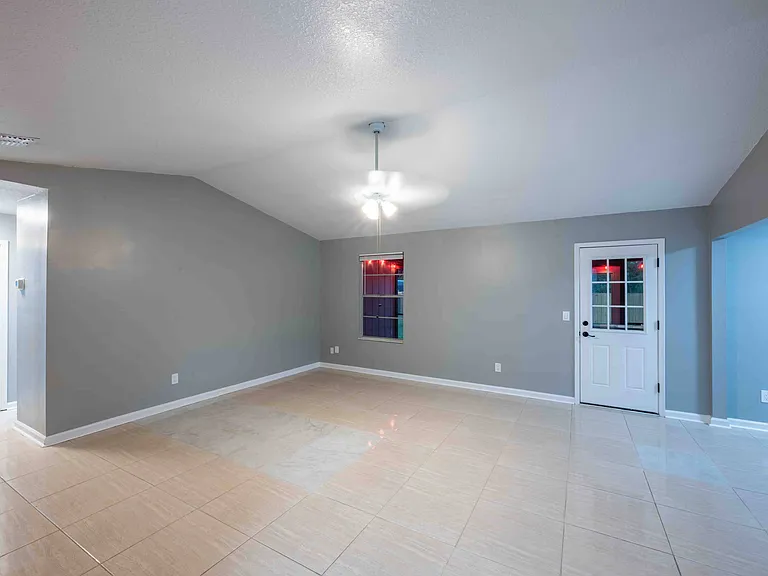 1623 Twin Oak Dr E — Photo 9
