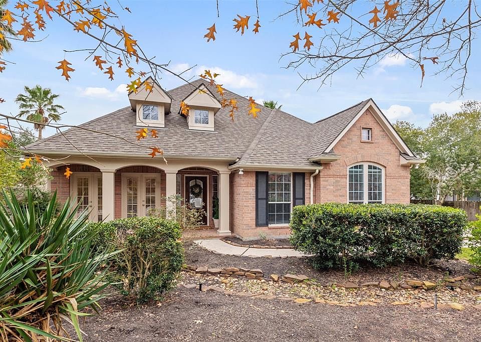 Welcome Home to 126 N Concord Valley Circle in the highly sought after Sterling Ridge!