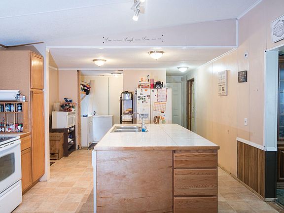 4th image of 115 Marlowe St