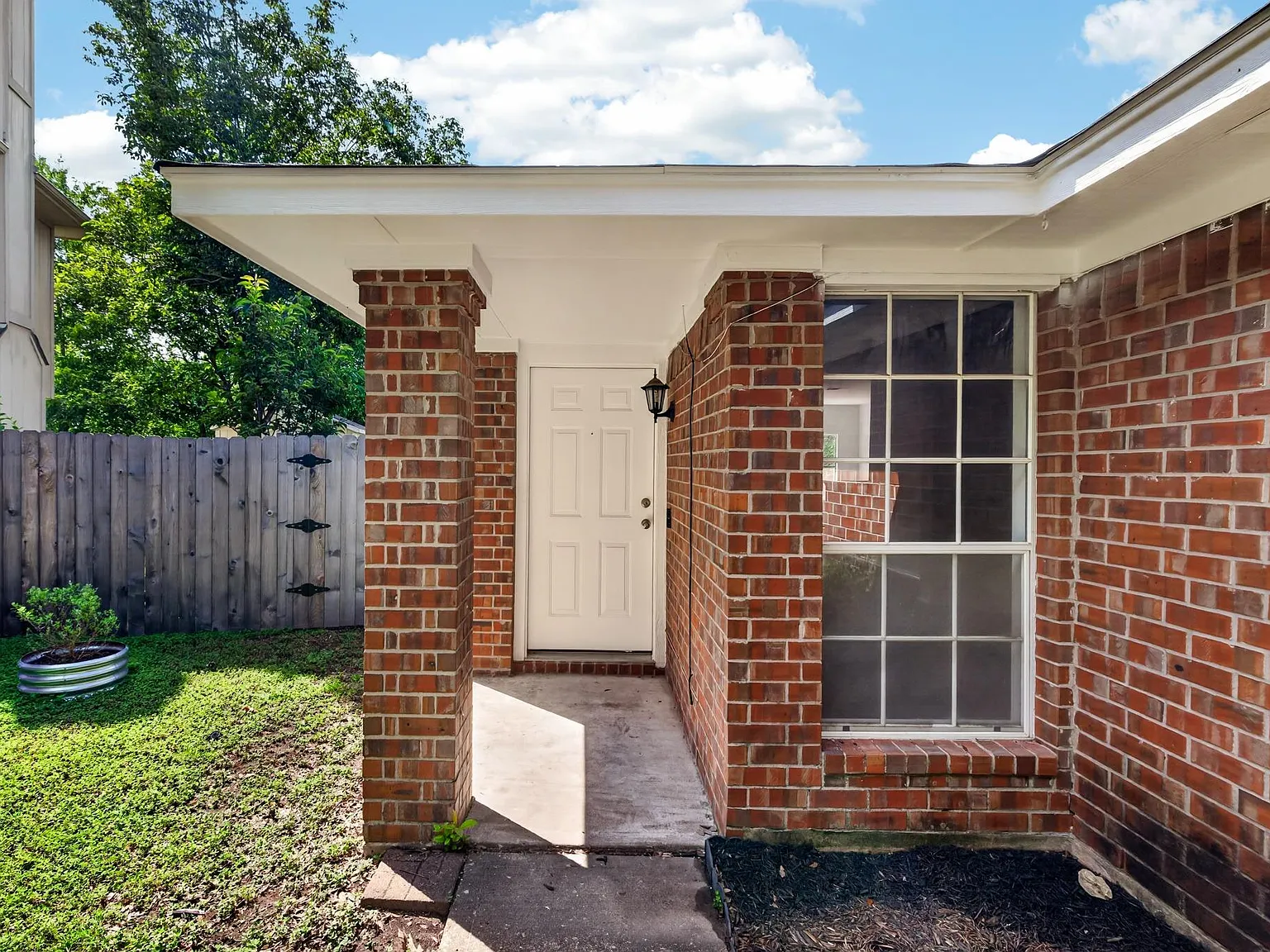 3 bed, 2.0 bath, 1560 sqft, $1,825 — Photo 1
