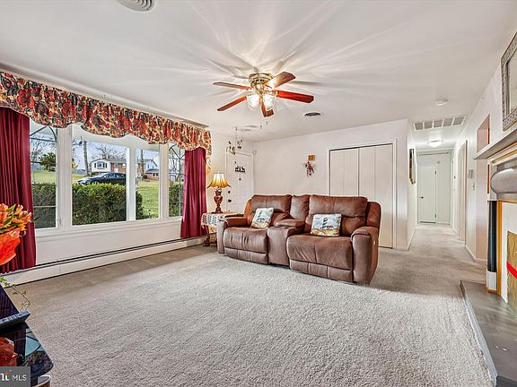 5th image of 2318 Persimmon Dr