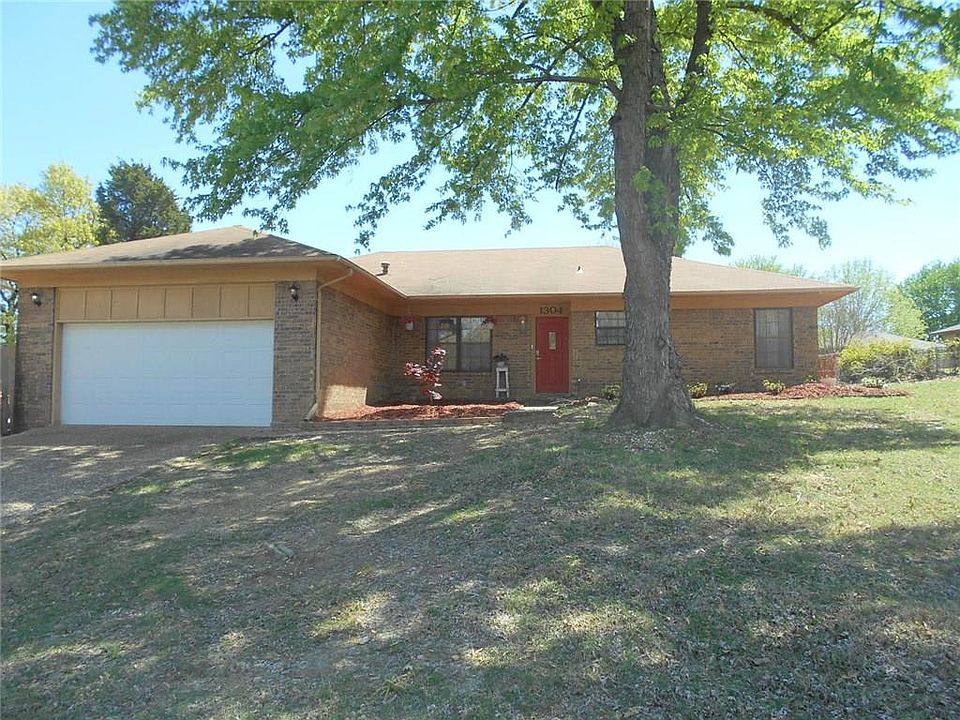 1st image of 1304 N Hills Blvd