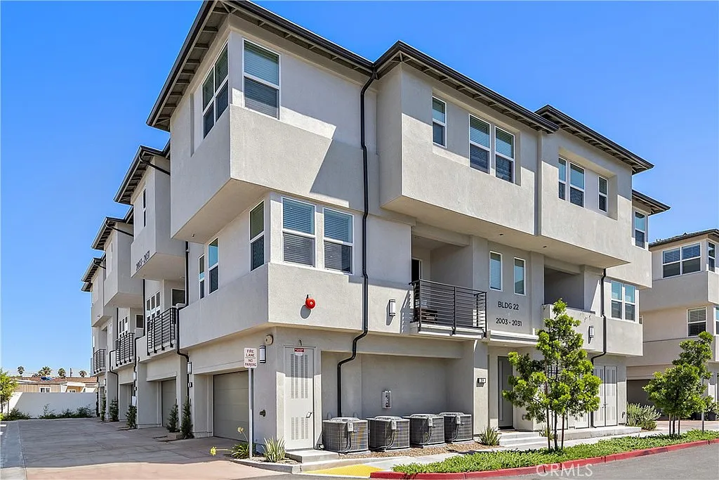 3 bed, 2.5 bath, 1314 sqft, $3,800 — Photo 2