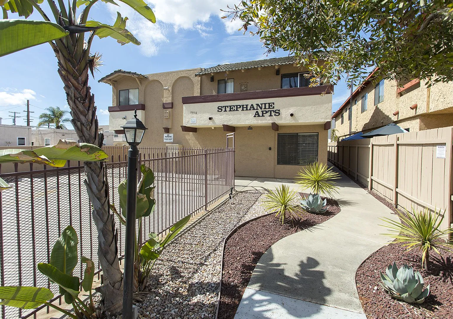Stephanie Apartments — Photo 2