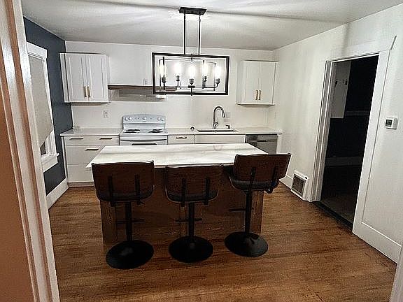 Main floor kitchen-quartz