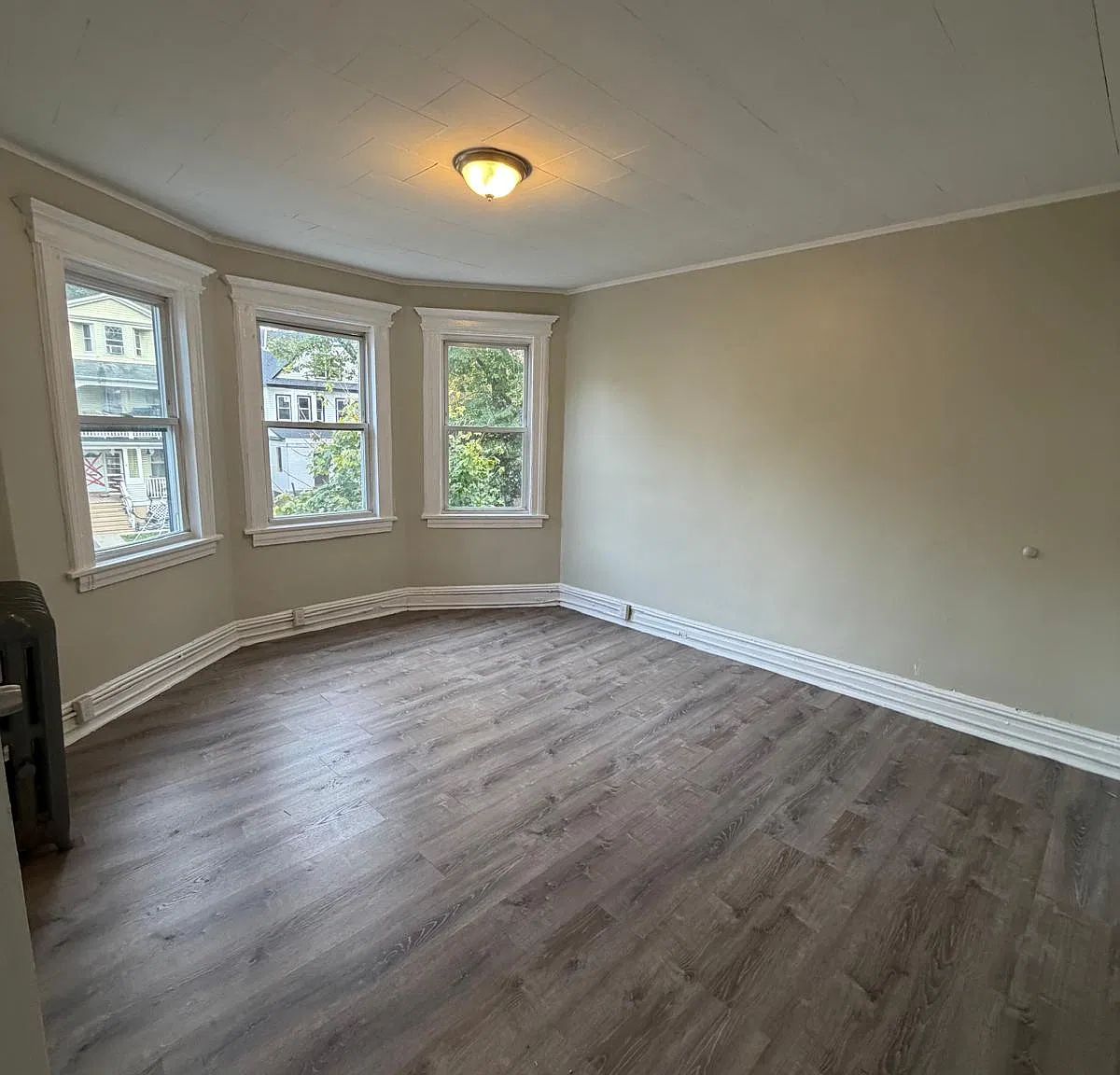 5 bed, $2,899 — Photo 1
