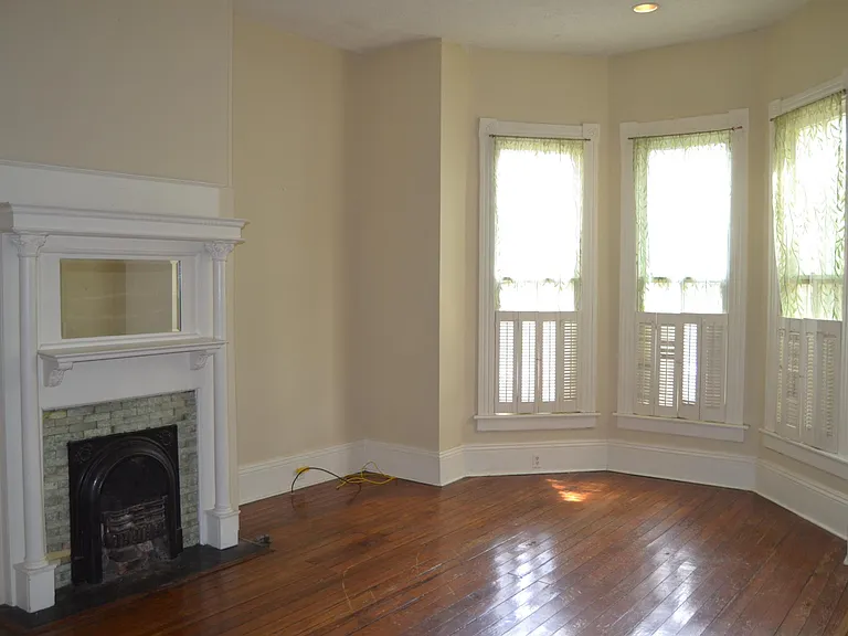 411 E Huntingdon St — Photo 4