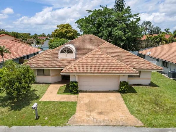 7451 NW 40th St, Lauderhill, FL 33319