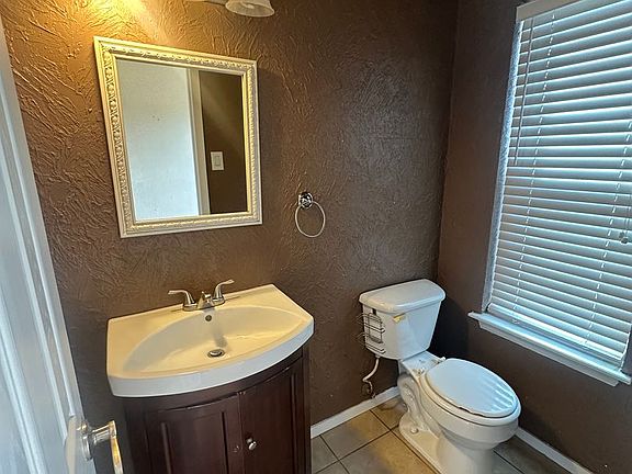 5th image of 1411 Hickory St