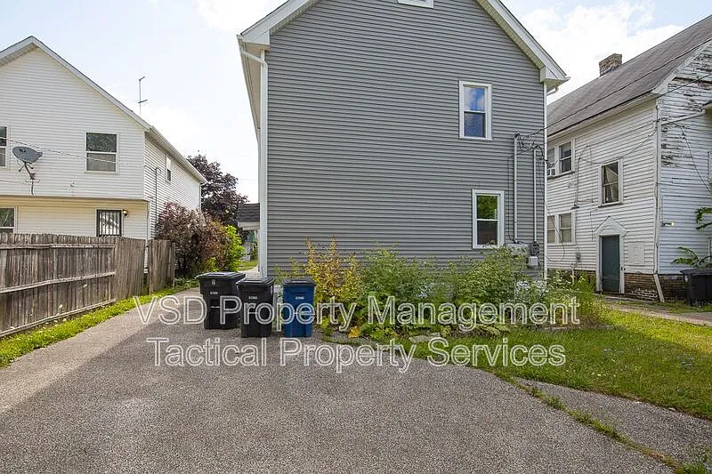 2 bed, 1.0 bath, 1100 sqft, $895 — Photo 2